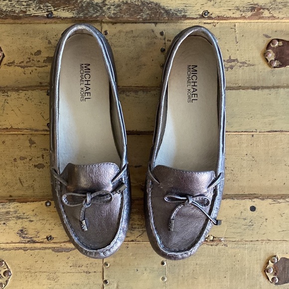 MICHAEL KORS 100% LEATHER METALLIC PEWTER FLAT LOAFER SLIDE FLATS - Picture 7 of 16
